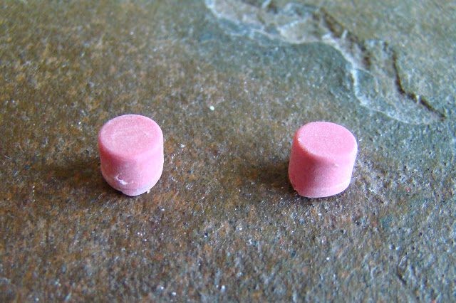 Use Pencil Erasers to Level Picture Frames Use Pencil Erasers to Level Picture Frames