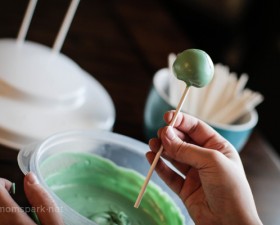 How to Make Cake Pops - Cake Pop is Coated momspark.net