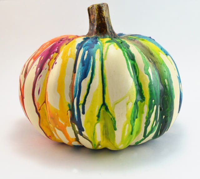 The kids are going to love making these melted crayon pumpkins. So fun!
