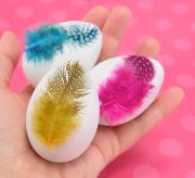 These simple feather Easter eggs are so simple to make but the perfect compliment to any boho Easter basket!