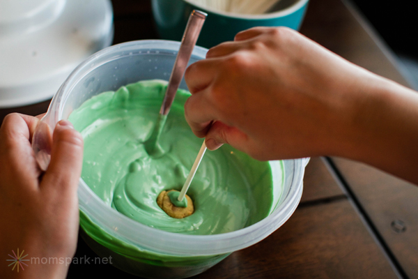 How to Make Cake Pops - Dip Cake Pop into Candy Melts momspark.net