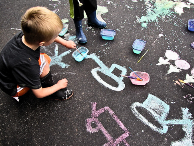 Easy Homemade Sidewalk Chalk Paint